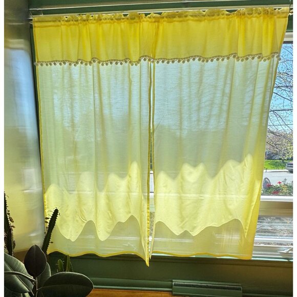 Vintage 70s double curtains with white pompons, solid sunny yellow panels - Picture 2 of 9